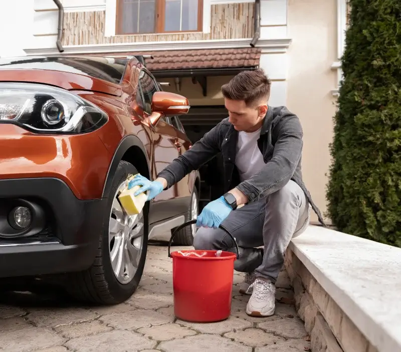 Lavage auto à domicile Vaudricourt : professionnel intervenant sur un véhicule